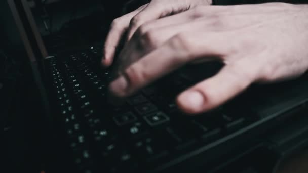 ノートパソコンのキーボードにテキストを入力する,男性の手ノートパソコンの黒いキーを押す — ストック動画