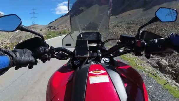 在瑞士阿尔卑斯山的风景山口骑摩托车的POV自行车赛，Moto旅行 — 图库视频影像