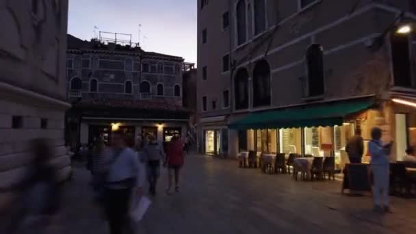 Hyperlapse Walk attraverso i Labirinti Stretti delle Strade di Venezia di notte — Video Stock