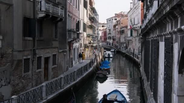 Canais estreitos de Veneza com gôndolas flutuando na água entre casas coloridas — Vídeo de Stock