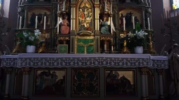Oltár a katolikus kápolna belsejében, dísz, belső — Stock videók