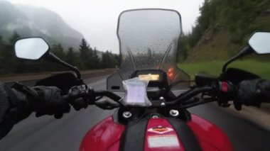 POV Motorsikletli Motorsiklet Avusturya Dağları 'ndan siste Yoğun Yağmurda Otoyolda Sürüş