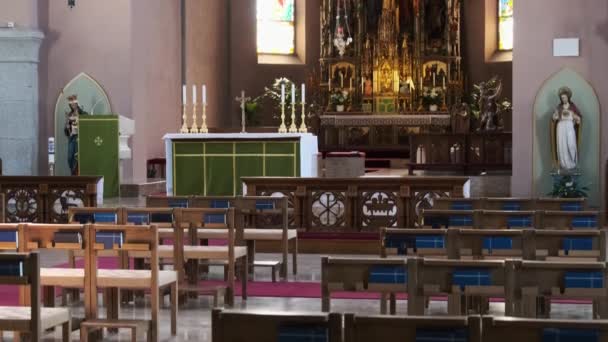 Leere katholische Kathedrale drinnen, Holzbänke für das Gebet, Kircheninnenraum — Stockvideo