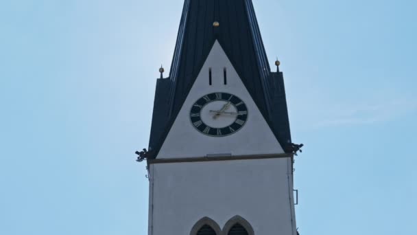 Widok na Kościół katolicki w centrum Eschen, Liechtenstein — Wideo stockowe