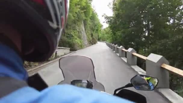 POV motociclista monta motocicleta en el camino estrecho escénico de la montaña alpina, Liechtenstein — Vídeos de Stock