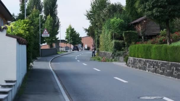 Empty Street in Alps Mountain Eschen City, Liechtenstein, Casas en los Lados — Vídeos de Stock