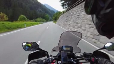 Bisikletli POV Avusturya 'da Manzaralı Dağ Yolu' nda Motosiklet Sürüyor