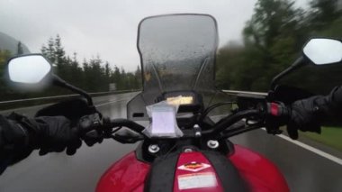 POV Motorsikletli Motorsiklet Avusturya Dağları 'ndan siste Yoğun Yağmurda Otoyolda Sürüş