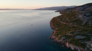 Hırvatistan 'ın Rocky Sahili' nin Günbatımında Virajlı Yolu Hava Görüntüsü