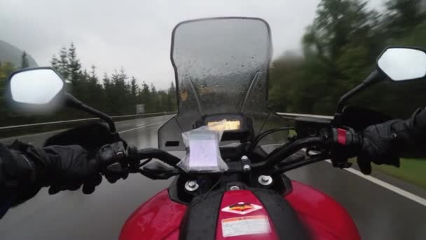 POVバイカー｜オーストリアの山々によって霧と豪雨で高速道路上のオートバイに乗る — ストック動画