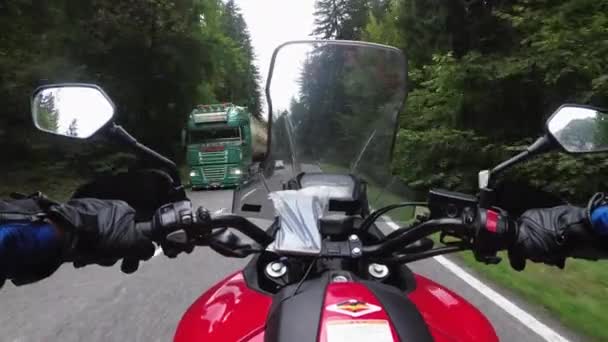 POV of Biker monta una motocicleta en una carretera panorámica de montaña en Austria — Vídeos de Stock
