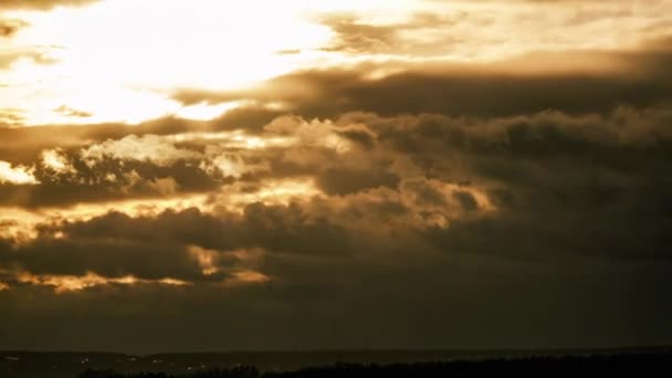 Tramonto drammatico nel cielo attraverso nuvole di cumulo a strati arancioni, timelapse — Video Stock
