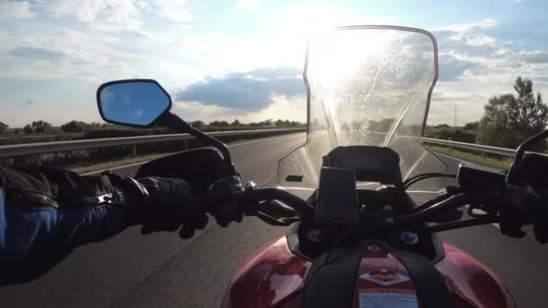 Motociclista en paseos en moto en la autopista, POV — Vídeos de Stock