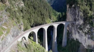 Yaz mevsiminde İsviçre Alplerinde Landwasser Viaduct, Yeşil Dağ Vadisi 'nde Aerial Viaduct