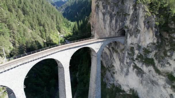 Viaducto Landwasser en los Alpes suizos en verano, Vista aérea sobre Green Mountain Valley — Vídeos de Stock