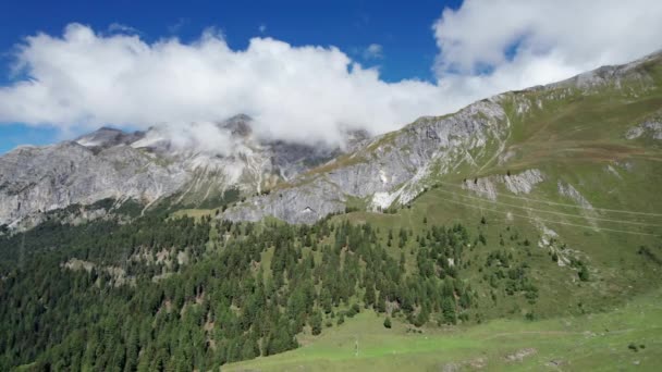 Letecký pohled Mountain Valley v Albulapass ve švýcarských Alpách — Stock video
