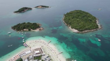 Arnavutluk 'un Turkuaz Suyu ile Ksamil Adalarındaki Tropikal Plajın Hava Görüntüsü