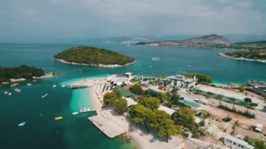 Boş Güneş Loungerlı Gökyüzü Manzarası Sahili, Balkan Sahili İyon Denizi Arnavutluk