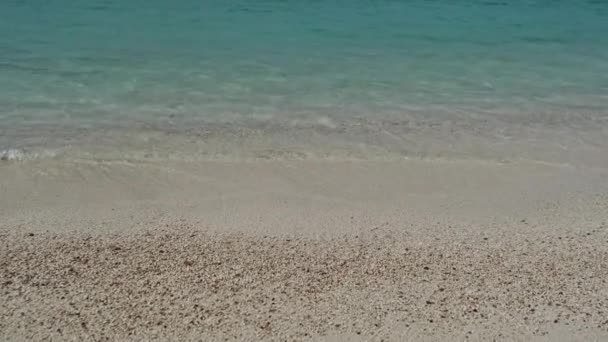 Klidná písečná pláž s měkkými vlnami poblíž tyrkysové vody v Albánii, Ksamil — Stock video