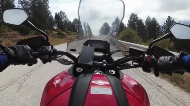 POV Biker on Motorcycle Rides on High Mountain Pass in Cloudy Weather with Fog — Stock Video