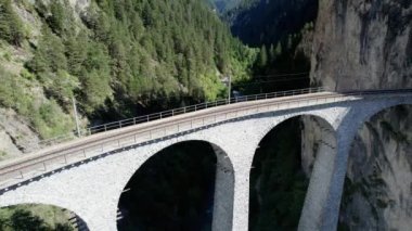 Yazın İsviçre Alplerinde Landwasser Viaduct 'un hava görüntüsü