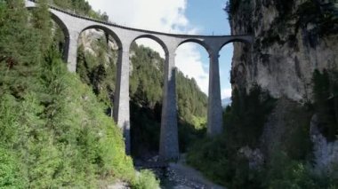 Yazın İsviçre Alplerinde Landwasser Viaduct 'un hava görüntüsü