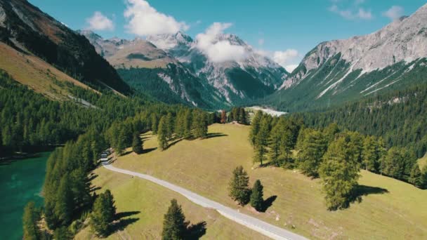 공중에서 내려다본 산계 곡 과 스위스 알프스 알 부야 수에 있는 알프스 팔 푸오냐 호수 — 비디오