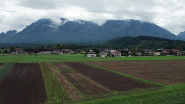구름 속 의산 근처에 있는 오스트리아의 푸른 농토 지대를 공중에서 본 모습 — 비디오