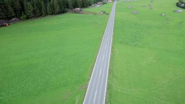 Route Asphalte Vide En Autriche Entre Les Champs Verts Dans Les Alpes, Vue Aérienne — Video