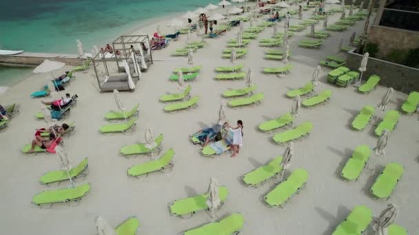 Vista aérea Azure Beach com espreguiçadeiras vazias, costa balcânica Mar Jónico Albânia — Vídeo de Stock