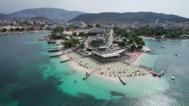 Boş Güneş Loungers ve Boats, Balkan Deniz Kıyısı, Arnavutluk 'lu Hava ve Gökyüzü Sahili