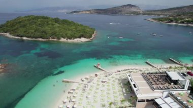 Arnavutluk 'taki Ksamil Adaları' nda Turkuaz Suyu ile Havacılık Manzarası Egzotik Plajı