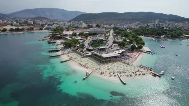 Aerial, Azure Beach con sedie a sdraio e barche vuote, Costa dei Balcani, Albania — Video Stock