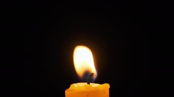Kerzenflamme auf schwarzem Hintergrund, Nahaufnahme — Stockvideo