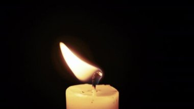 Siyah Arkaplanda Mum Ateşi, Yakın plan