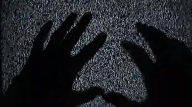 Siluetleri Eski TV ekranına dokunuyor Statik Beyaz TV Gürültüsü ile