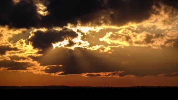 Coucher de soleil dramatique avec des rayons de soleil dans le ciel à travers des nuages multicouches orange, Timelapse — Video