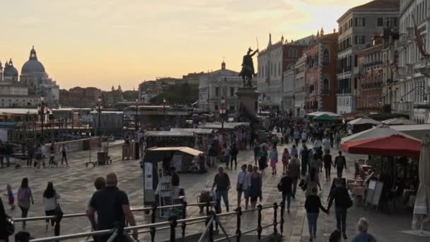 Embankment surpeuplé de Venise avec une foule de gens qui marchent au coucher du soleil — Video