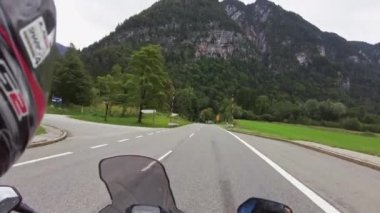 Bisikletli POV Avusturya 'da Manzaralı Dağ Yolu' nda Motosiklet Sürüyor