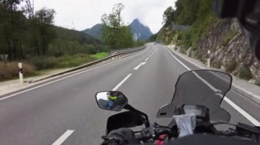 Bisikletli POV Avusturya 'da Manzaralı Dağ Yolu' nda Motosiklet Sürüyor