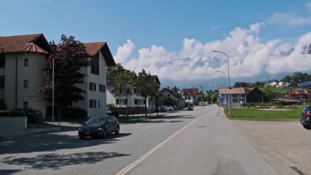 Liechtenstein 거리에 있는 City Highways, Eschen in Alps Mountain Valley, Sunny Day — 비디오