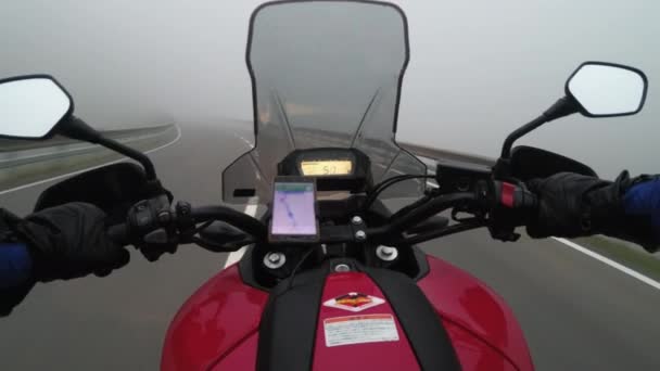 POV Biker Ride Motorfiets op de snelweg in Zware regenval met mist door Oostenrijk Bergen — Stockvideo