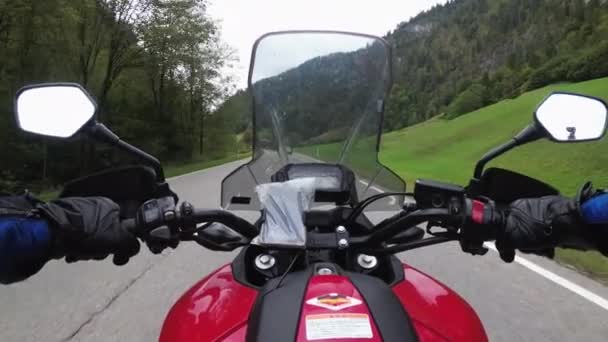Байкер проехал на мотоцикле по живописной горной дороге в Австрии — стоковое видео