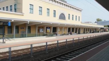 Güneşli bir günde Szekesfehervar şehrinin tren istasyonundaki platformda aç.