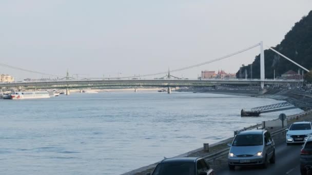 Budapeşte Panoraması, Macaristan 'ın Tuna Nehri üzerindeki Zincir Köprüsü manzarası — Stok video