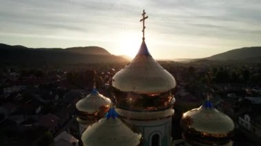 Günbatımına Karşı Altın Kilise Haçı, Hava Manzarası, Ukrayna 'daki Görkemli Tapınak