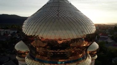 Günbatımına Karşı Altın Kilise Haçı, Hava Manzarası, Ukrayna 'daki Görkemli Tapınak