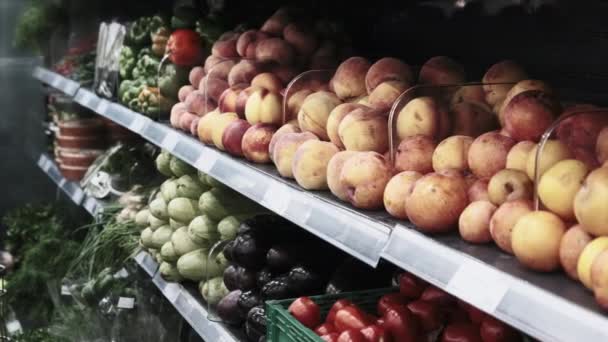 Frutas e produtos hortícolas frescos nas prateleiras do supermercado — Vídeo de Stock