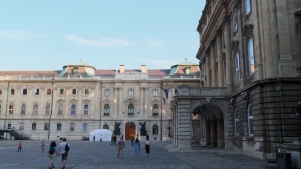 Άποψη του διάσημου Βασιλικού Παλατιού της Βούδας στη Βουδαπέστη — Αρχείο Βίντεο
