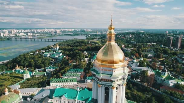 Luftaufnahme des Kiewer Pechersk Lavra, Großer Lavra Glockenturm, Orthodoxes Kloster — Stockvideo
